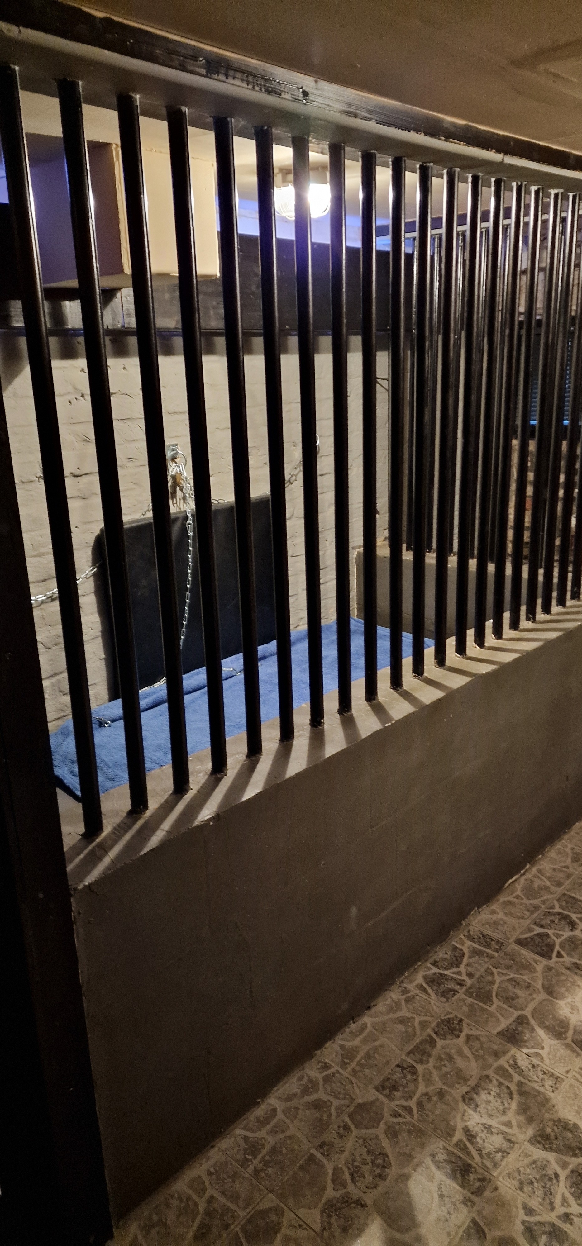 Prison cell at KinkyJail - extended sessions