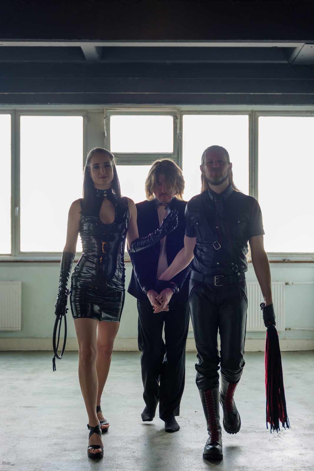 Master Samael und Hekate über einem Submissiven